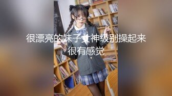 海边浴场简易房偷窥漂亮小嫩妹换衣服